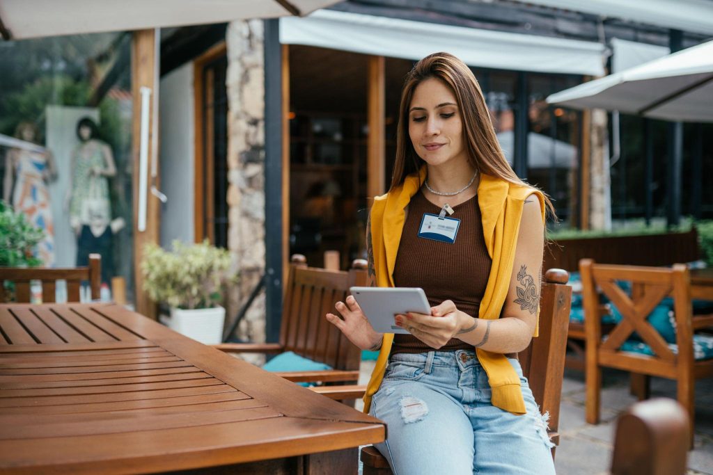 Gestore di un B&B utilizza strumenti digitali per organizzare la struttura